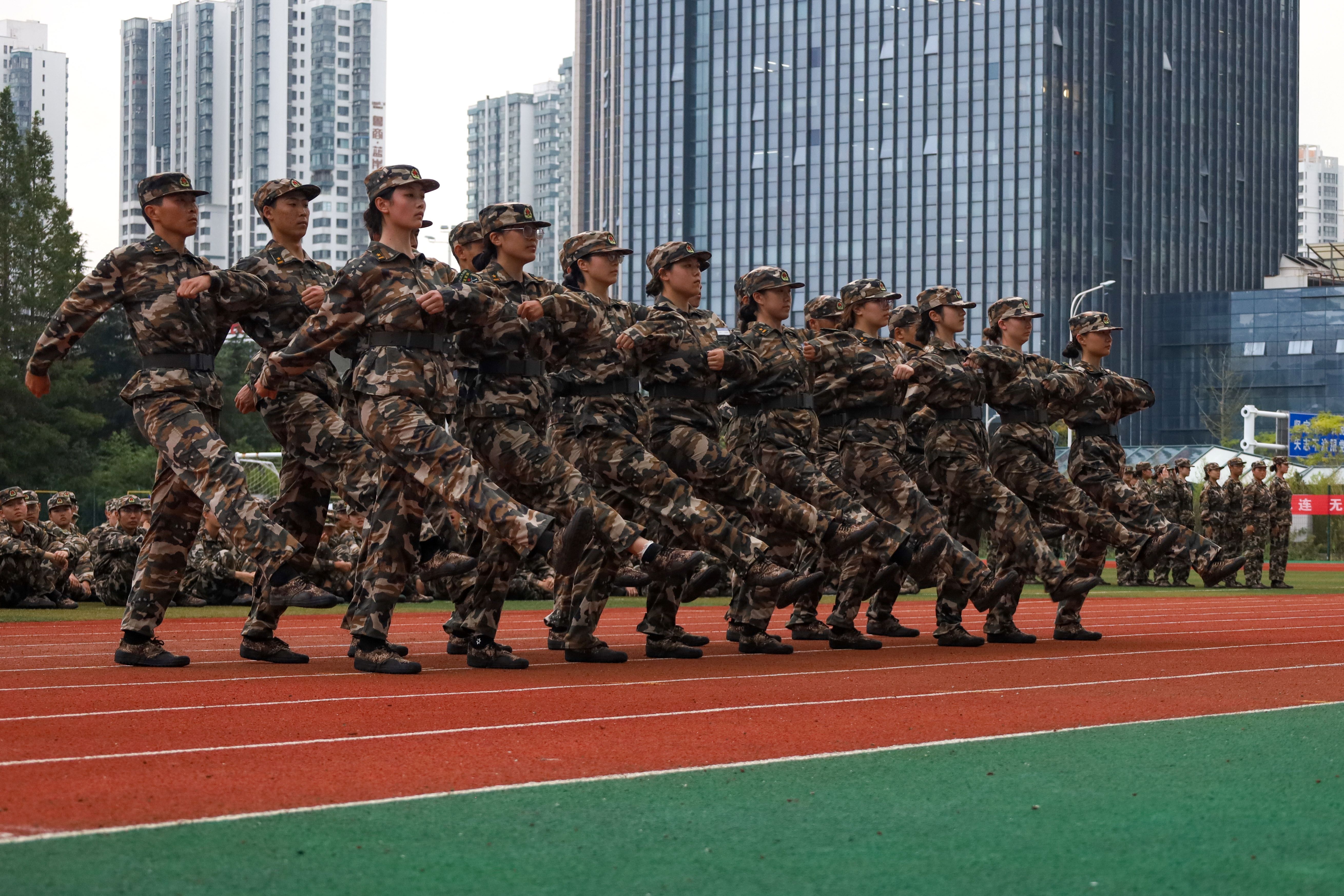 球队团结协作，共同迎接胜利的挑战